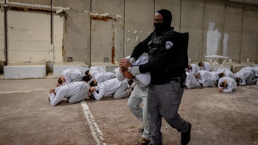 تعذيب الأسرى الفلسطينيين في سجون الاحتلال