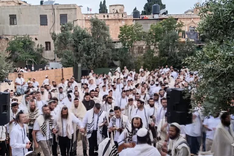 يهود يحتفلون أمام باب الأسباط بمناسبة الذكرى العبرية لاحتلال القدس (مواقع التواصل)