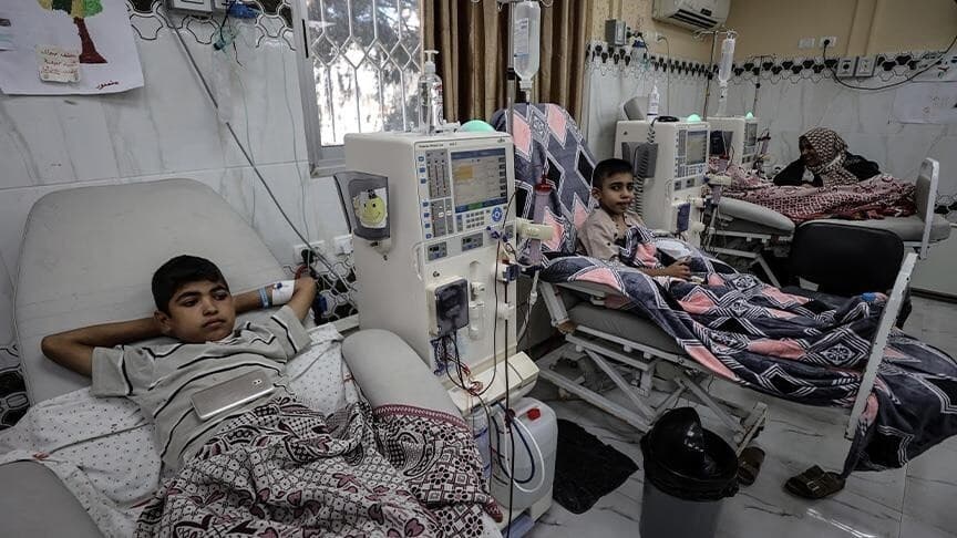 نقص الأدوية والمستهلكات الطبية يهدد مرضى الكلى والسكري في غزة