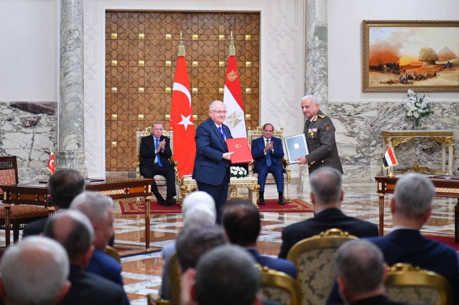 السيسي وإردوغان خلال توقيع البلدين مذكرات تفاهم في المجالات العسكرية... فبراير 2026 (الرئاسة المصرية).jpeg
