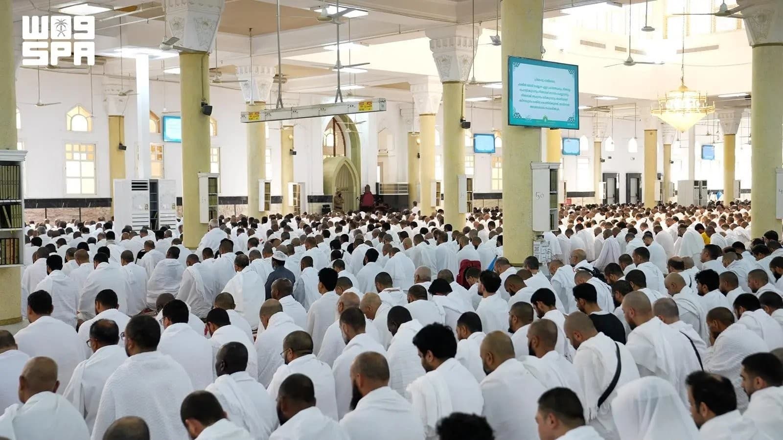 حجاج بيت الله الحرام يؤدون صلاتي الظهر والعصر بمسجد الخيف - واس