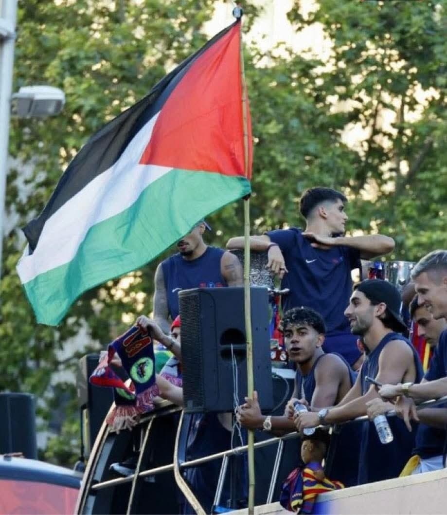 لامين يامال يرفع علم فلسطين