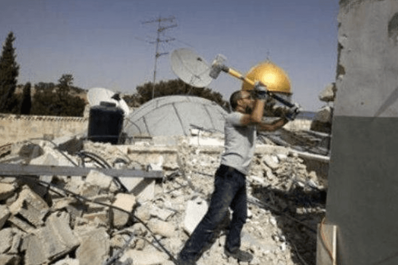 الاحتلال يُجبر فلسطينيا على هدم منزله