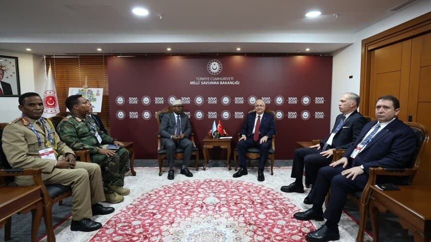 وزير الدفاع التركي يلتقي نظيره الصومالي بإسطنبول