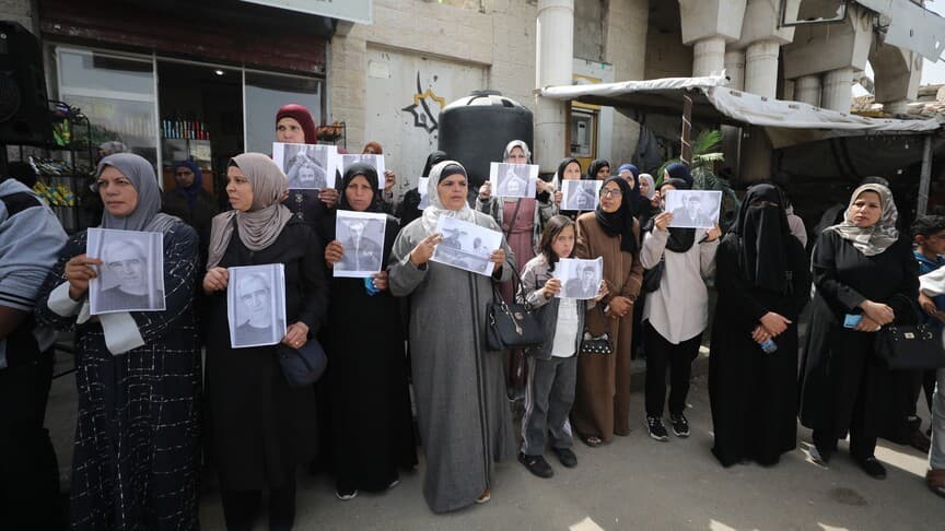 رغم الإبادة.. وقفة بغزة تضامنا مع الأسرى الفلسطينيين بسجون إسرائيل
