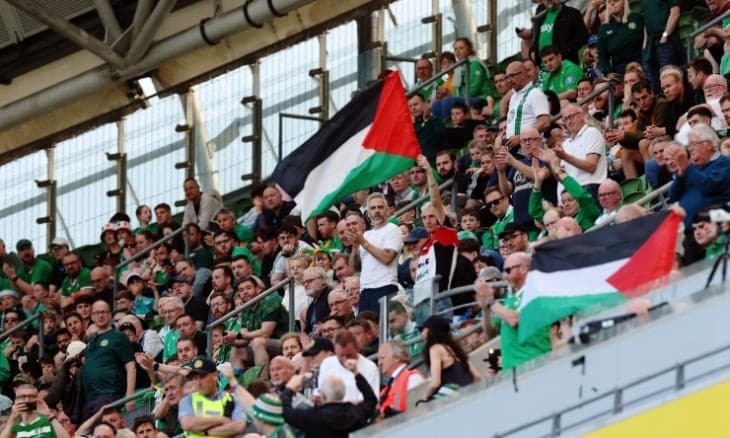 رفعت جماهير أيرلندا الأعلام الفلسطينية وجددت دعمها للشعب الفلسطيني وإدانة إسرائيل خلال مباراة أيرلندا الودية مع قطر (أ ف ب)