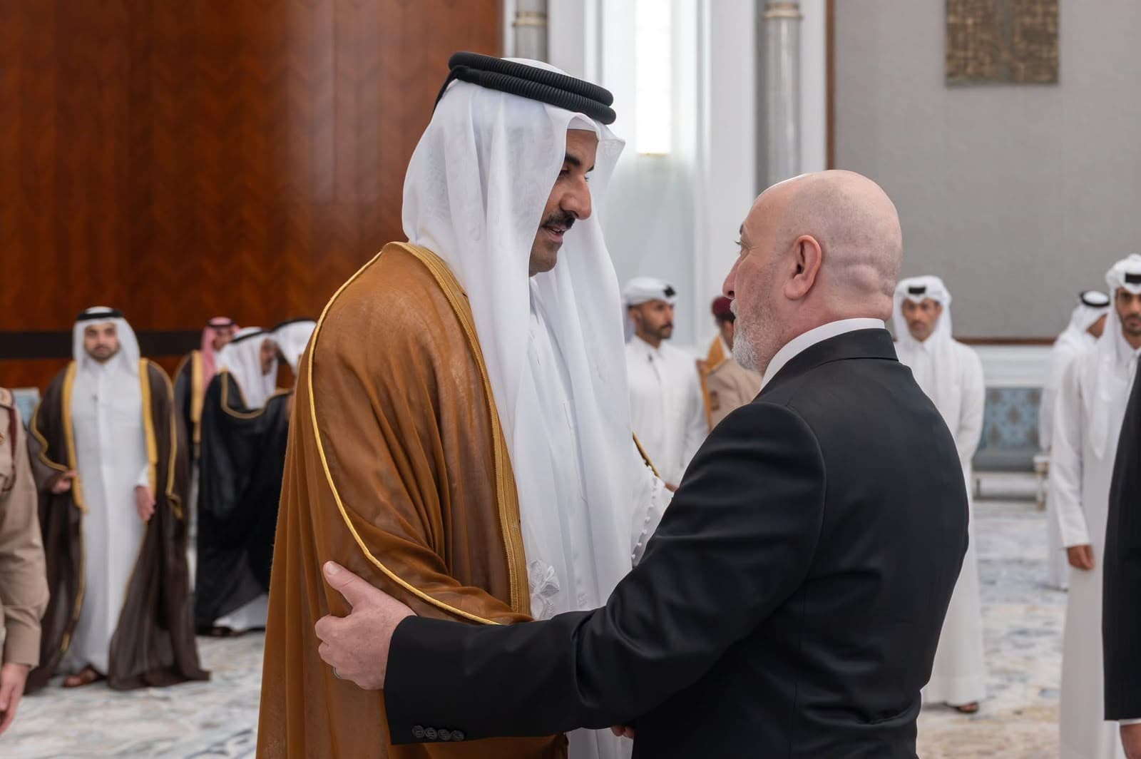 الرئيس العراقي يلتقي أمير قطر ويقدم التعازي بوفاة الشيخ حمد بن خليفة آل ثاني.jpeg