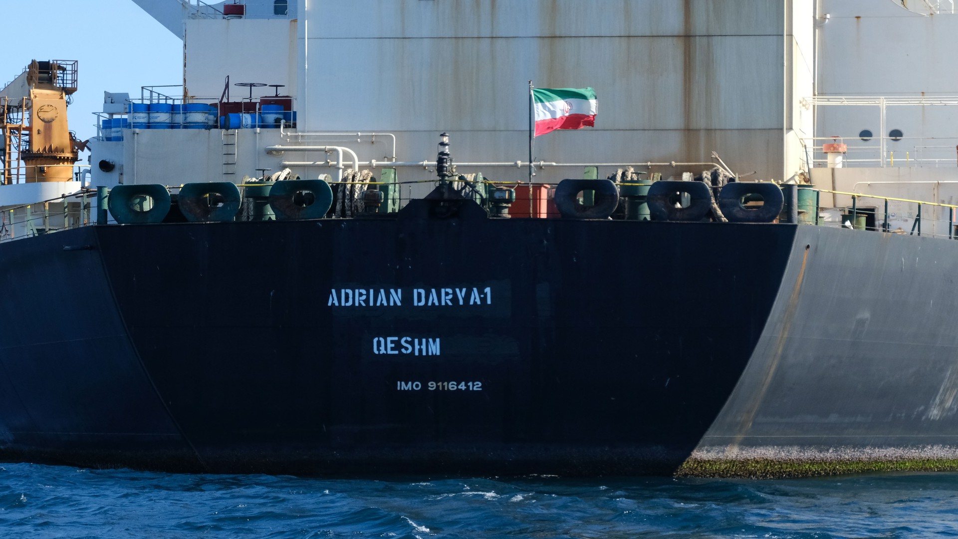 مصير سفينة النفط الإيرانية المتجهة للبنان، هل تمنعها مصر من عبور قناة السويس أم تتعرَّض لهجوم؟