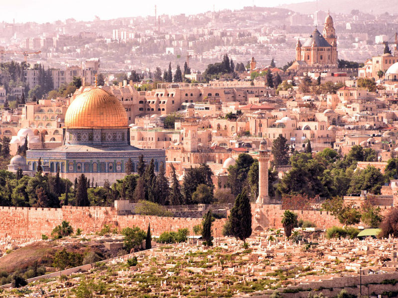 باحث فلسطيني يكشف عن محاولة إماراتية لشراء محال تجارية بالقدس