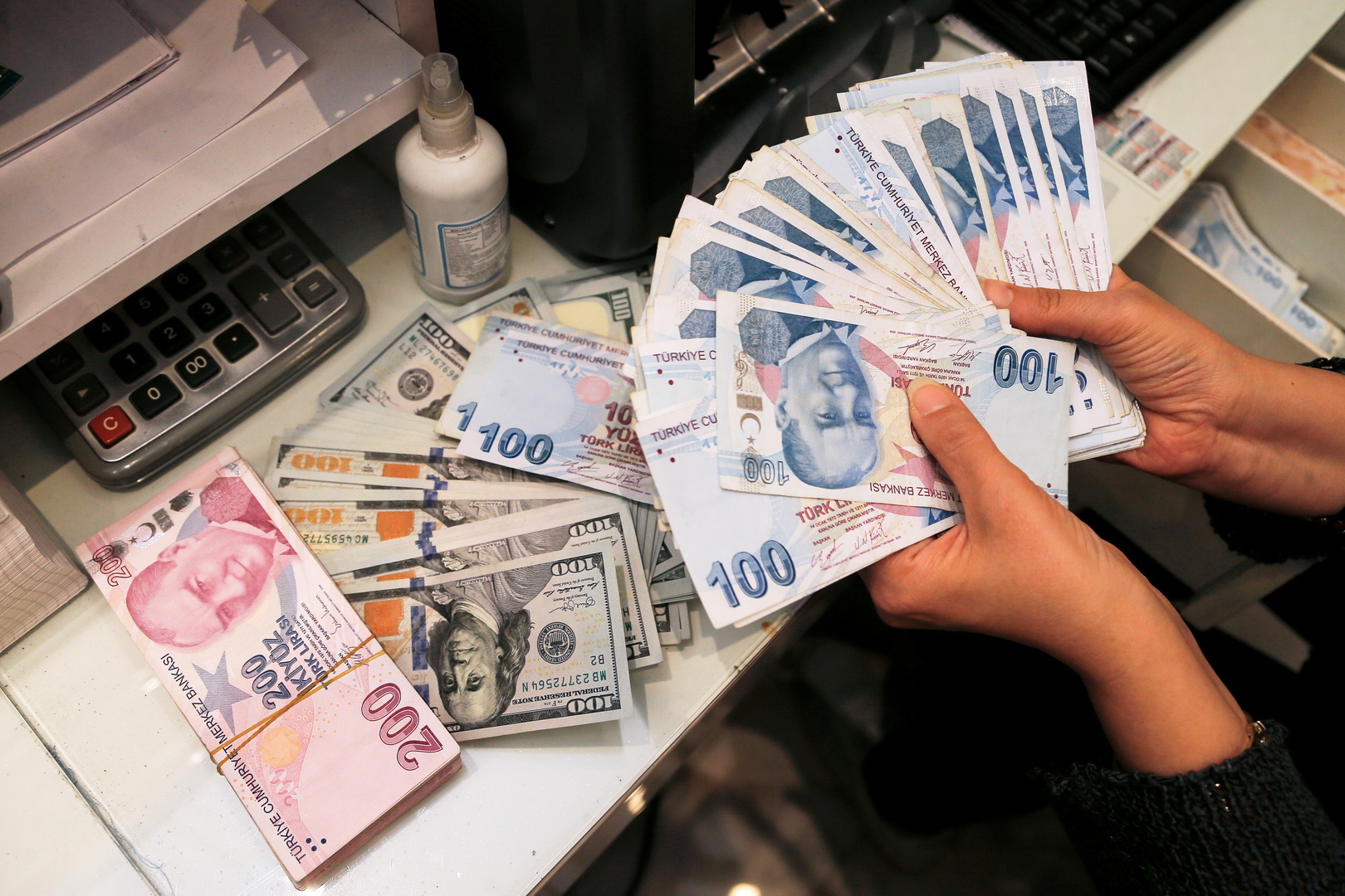 الليرة التركية  تنخفض ليرتان مقابل الدولار خلال ساعات