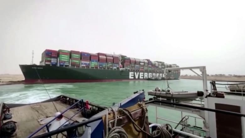أزمة قناة السويس : أمر رئاسي  برفع البضائع من السفينة مع انضمام المزيد من زوارق اللإنقاذ