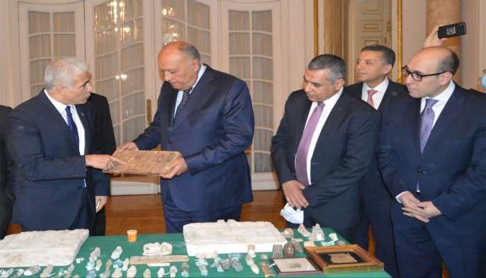إسرائيل تسلم مصر 95 قطعة أثرية مهربة