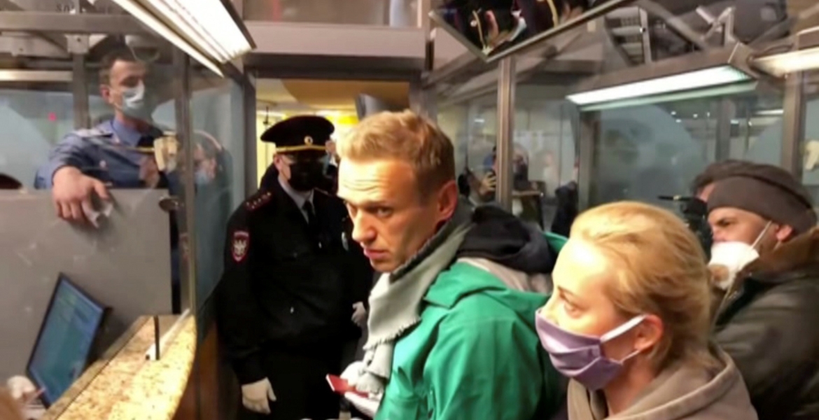 المعارض الروسي نافالني تم منعه من الوصول إلى طبيبة بعد إصابته بانزلاق غضروفي