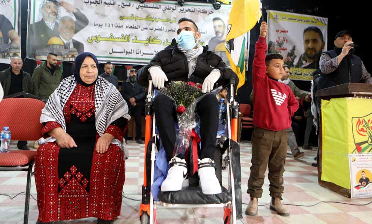استقبال حاشد لأسير فلسطيني أضرب 131 يوما في سجون الاحتلال- (صور)
