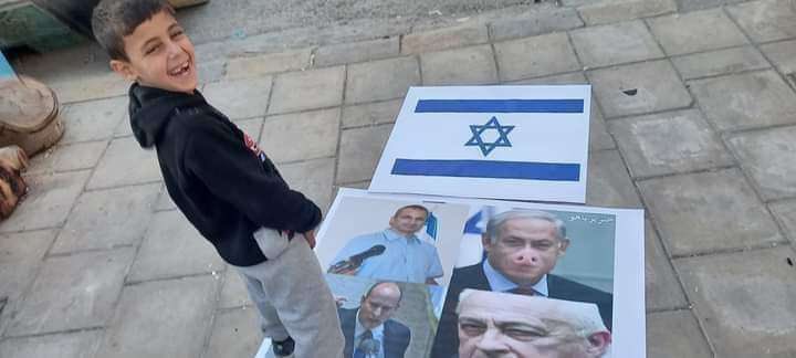 “تبول” على إسرائيل .. الطفل الأردني “سوكه” يخطف الأنظار ويتسبب بأزمة- (فيديو وتغريدات)