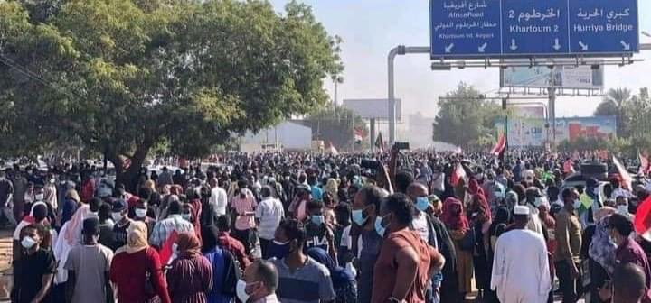 الشرطة السودانية تطلق الغاز المسيل للدموع على المتظاهرين قرب القصر الجمهوري- (صورة وفيديوهات)