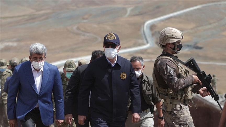 وزير الدفاع التركي يتفقد خط الحدود مع إيران برفقة أبرز القادة العسكريين