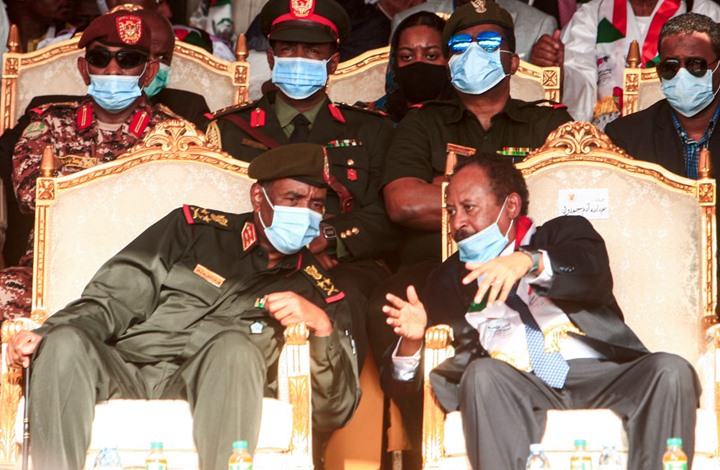لوموند: الجيش السوداني يهيمن على الاقتصاد والسياسة الخارجية.. والمدنيون يعانون