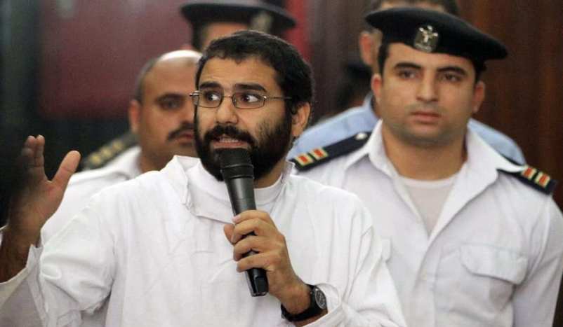 علاء عبدالفتاح أمام المحكمة : أتعرض لوقائع ترهيب في السجن