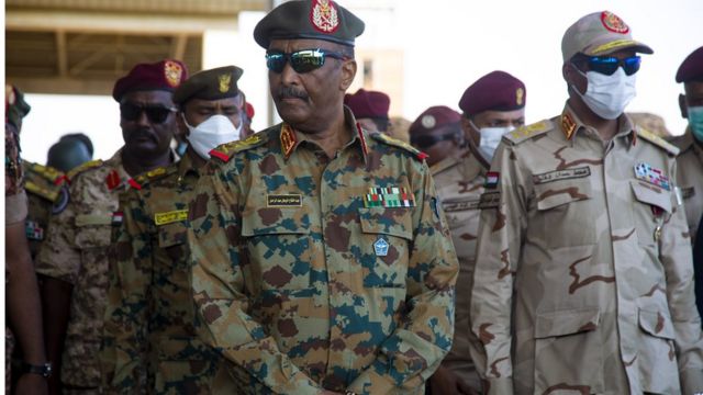 ستراتفور: بين الخليج والغرب.. تضارب المصالح يفاقم أزمة السودان بعد الانقلاب
