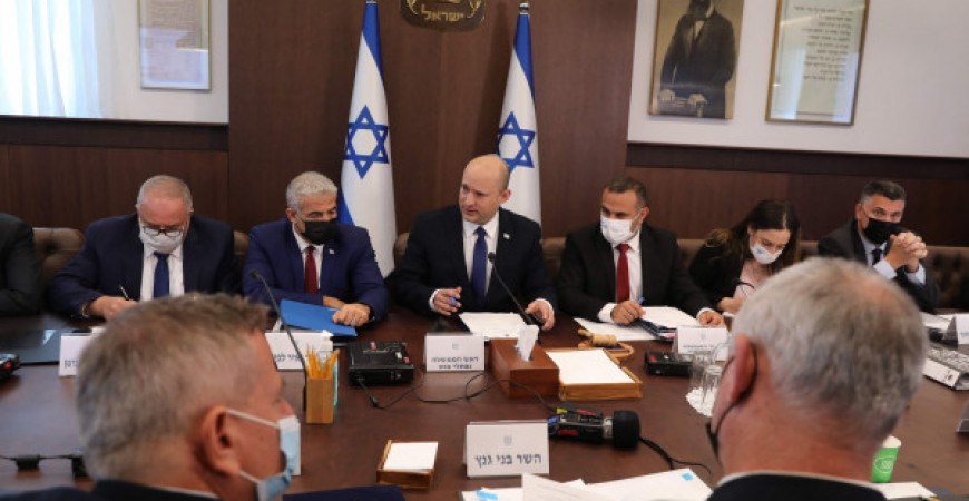 محلل إسرائيلي يكشف أسباب مماطلة حكومة بينيت في حل قضايا غزة