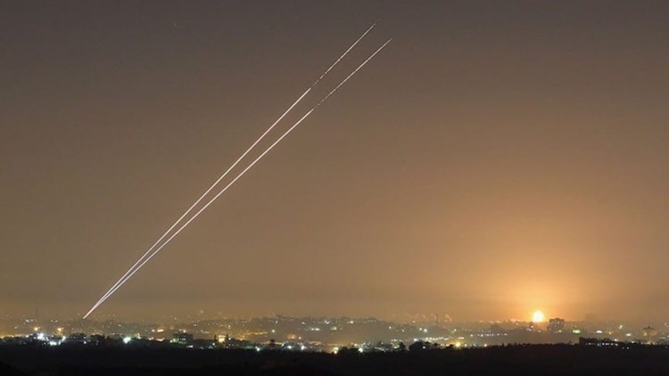 أول تعليق من الاعلام الاسرائيلي على اطلاق صواريخ من غزة باتجاه تل أبيب