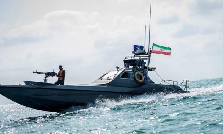 إيران: الحرس الثوري يعترض سفينة حربية أمريكية في الخليج