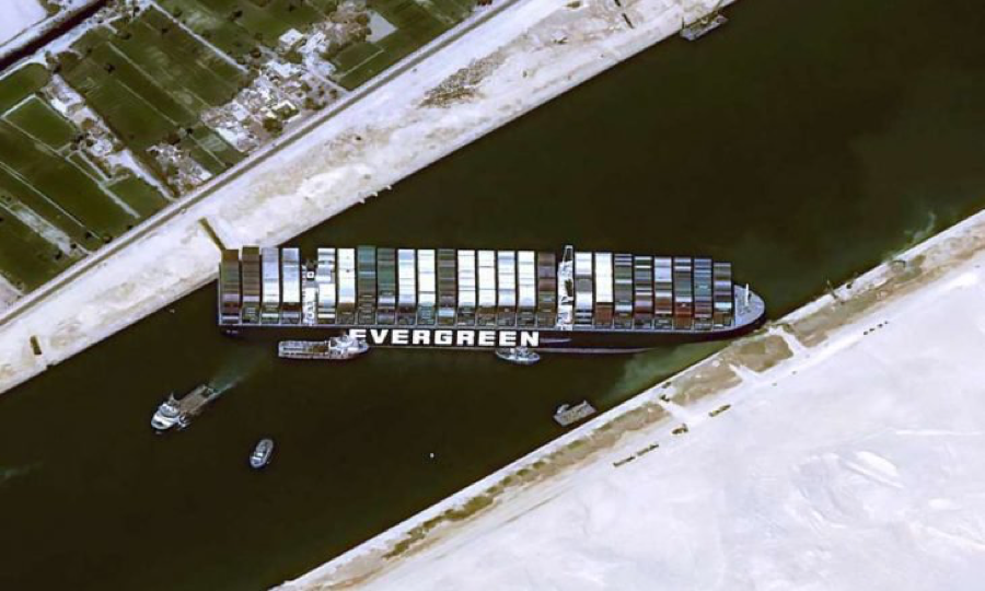 اندبندنت : سفينة قناة السويس تمنع  9.6 مليار دولار بضائع يوميًا وقد يستغرق نقلها أسابيع