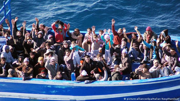 معظمهم من مصر.. وصول مئات المهاجرين إلى إيطاليا عن طريق البحر متحدين الأجواء العاصفة