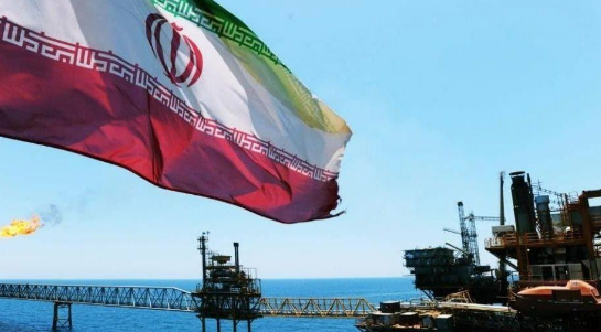 قوات أمريكا بالعراق تستخدم النفط الإيراني المهرب
