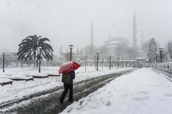 حظر سير سيارات وتعليق رحلات طيران .. الثلوج تشل إسطنبول (شاهد)