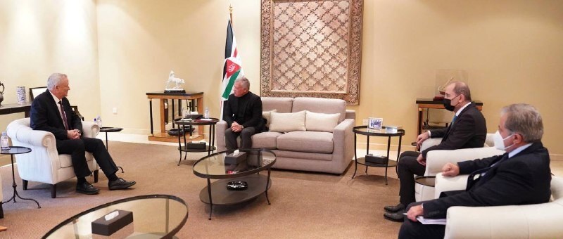 الملك الأردني يلتقي وزير الدفاع الإسرائيلي في عمان (صورة)