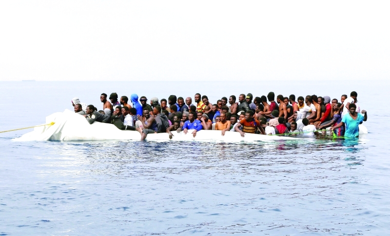 الغارديان: مهربو البشر يستخدمون قوارب رخيصة “عابرة للقارات” لنقل اللاجئين إلى أوروبا