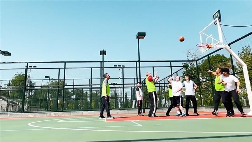 ردا على شائعات مرضه أردوغان يلعب كرة السلة مع وزرائه