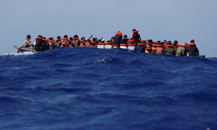 سبعة مهاجرين يموتون بردًا وغرقا خلال محاولتهم الوصول بحرا إلى إيطاليا