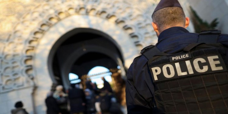 الشرطة الفرنسية تجبر مهاجرين أفغانا على مغادرة باريس