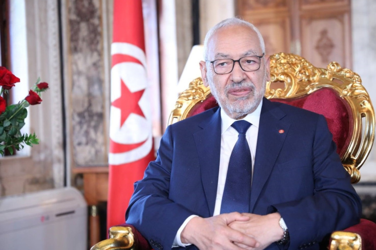 "مستعد لتقديم استقالتي".. الغنوشي يدعو الرئيس التونسي للالتزام بالدستور الذي أقسم عليه