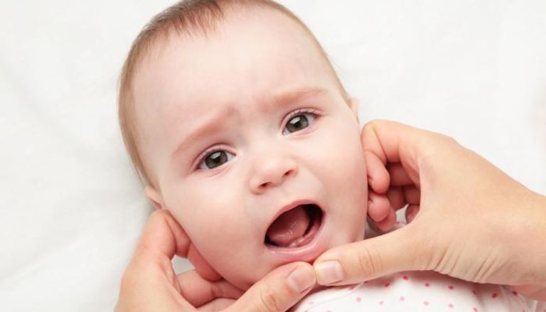 أعراض التسنين عند الرضع.. نصائح لتسكين الألم