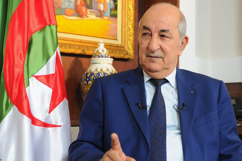 إعلام فرنسي: الرئيس الجزائري لا يرد على اتصالات ماكرون الهاتفية