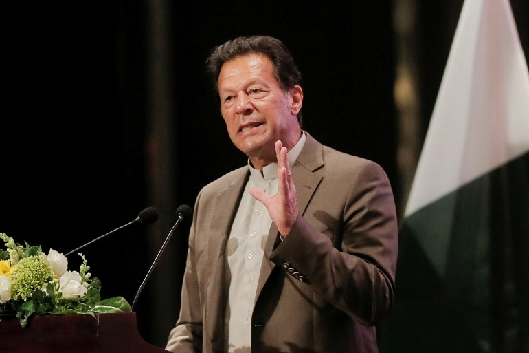 رئيس وزراء باكستان يطالب الحكومات الغربية بتجريم الإساءة للإسلام