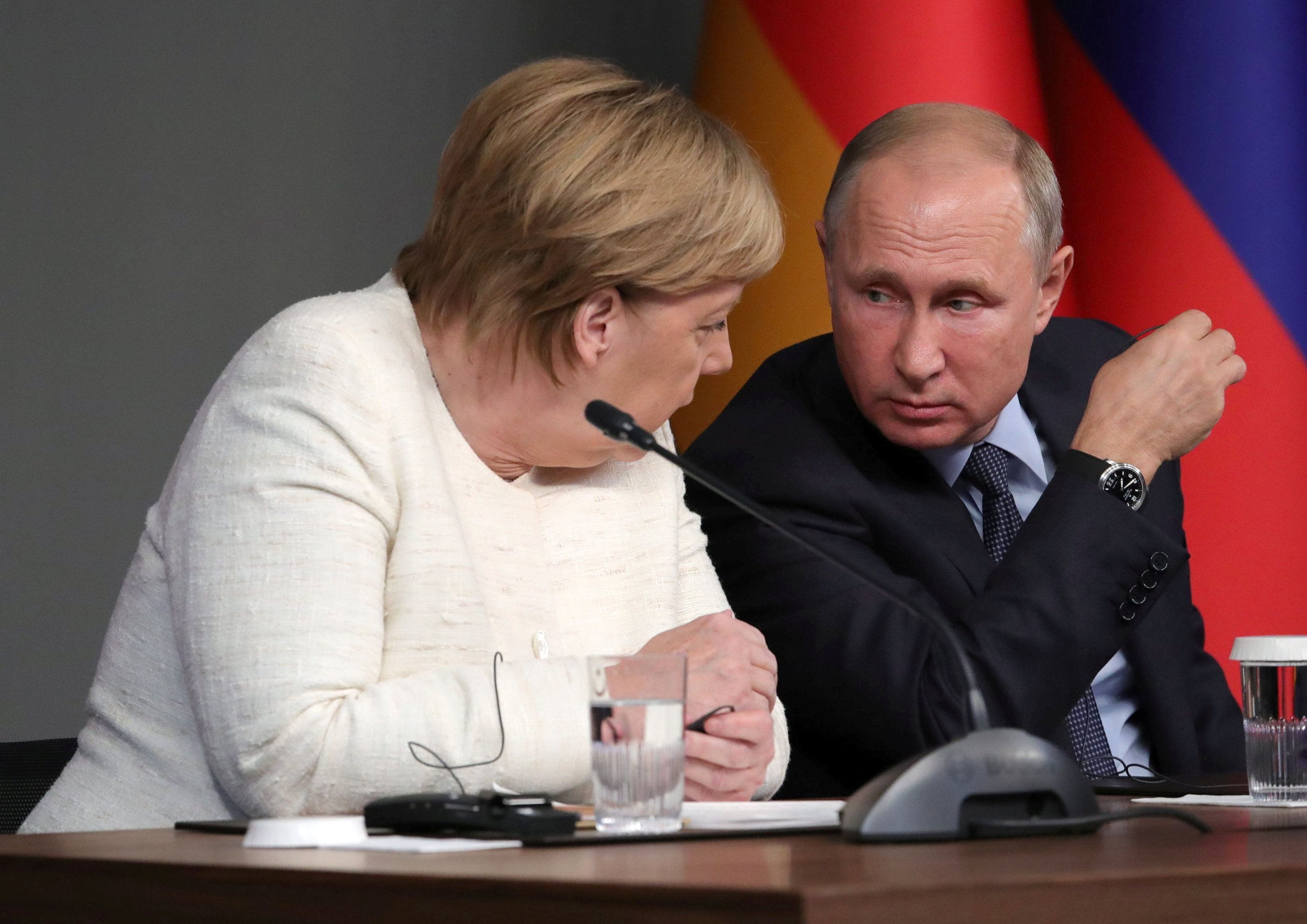 بوتين وميركل يدعوان إلى ممارسة ضبط النفس وسط التوترات الأوكرانية