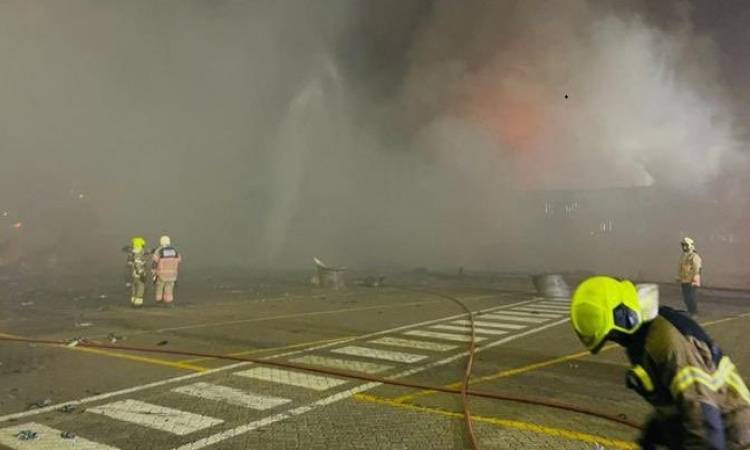 حريق ضخم في منطقة جبل علي في الإمارات
