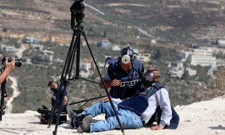 مرصد حقوقي: إسرائيل تبتز وتمنع صحافيين فلسطينيين من السفر بسبب عملهم