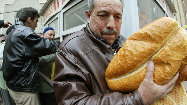 أكشاك “خبز الشعب” ملجأ الأتراك المتضررين من تدهور الليرة