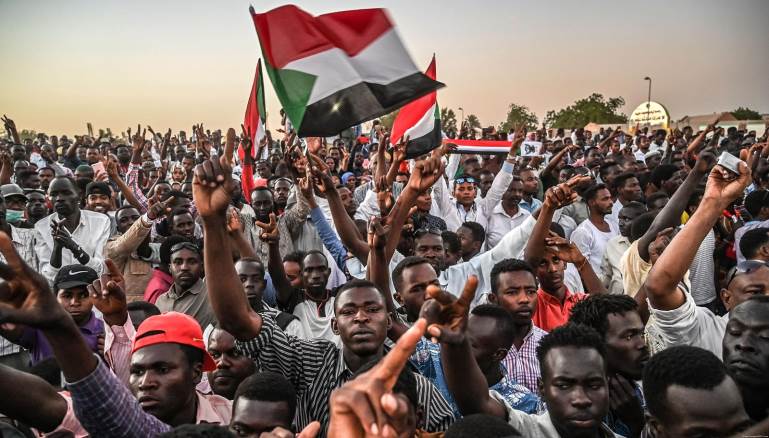 عمرو حمزاوي يكتب: الهجمة السلطوية على المواطن والمجتمع من تونس إلى السودان ولبنان