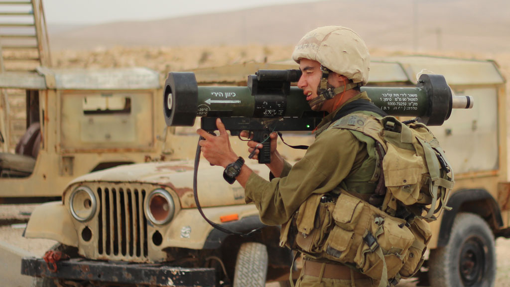 صواريخ "لاو" وألغام ورشاشات: تقرير يكشف حجم سرقات الأسلحة في الجيش الإسرائيلي