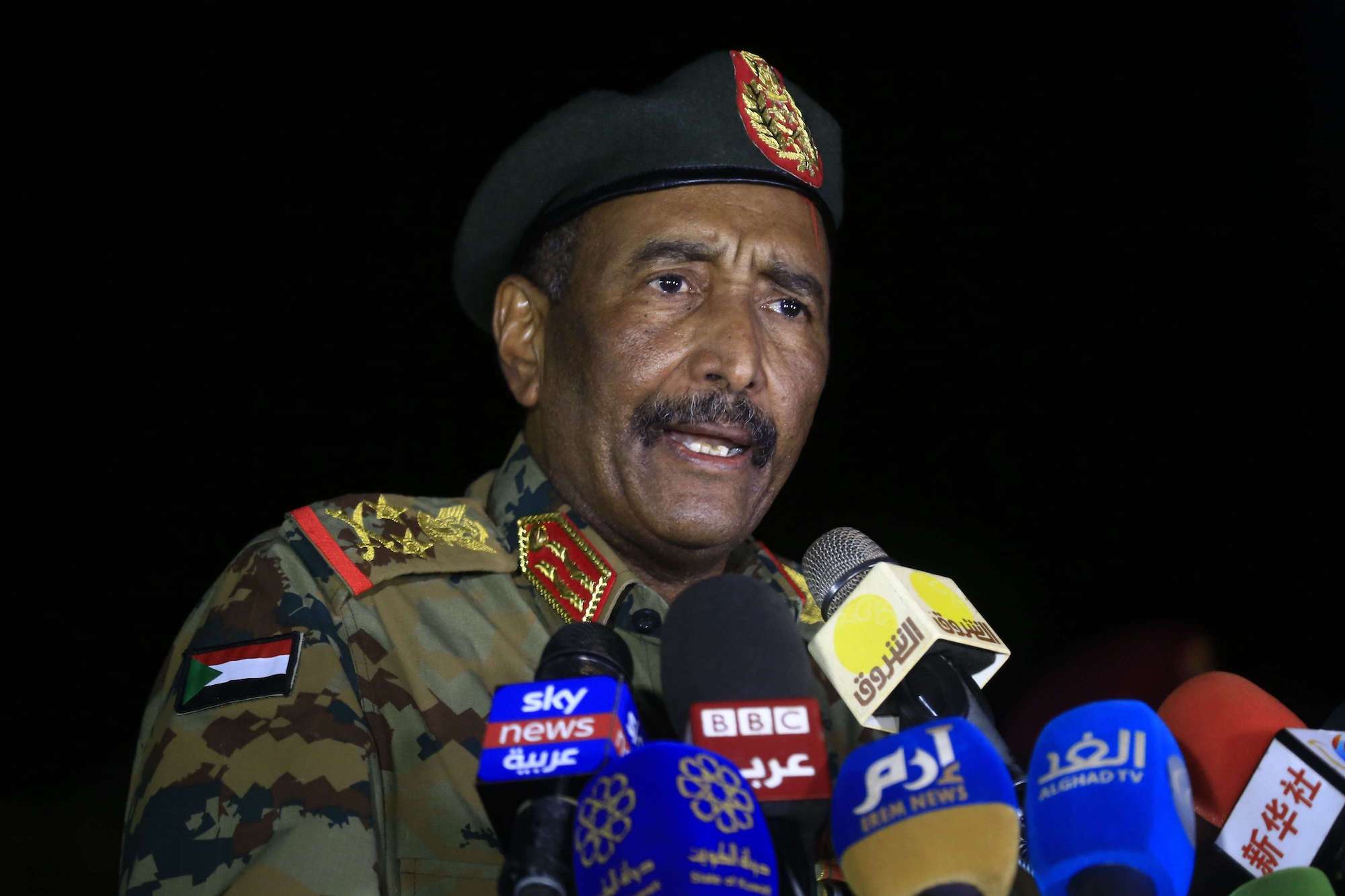 مصدر سوداني: المكون "العسكري" بالسلطة يعلق اجتماعاته مع "المدني"