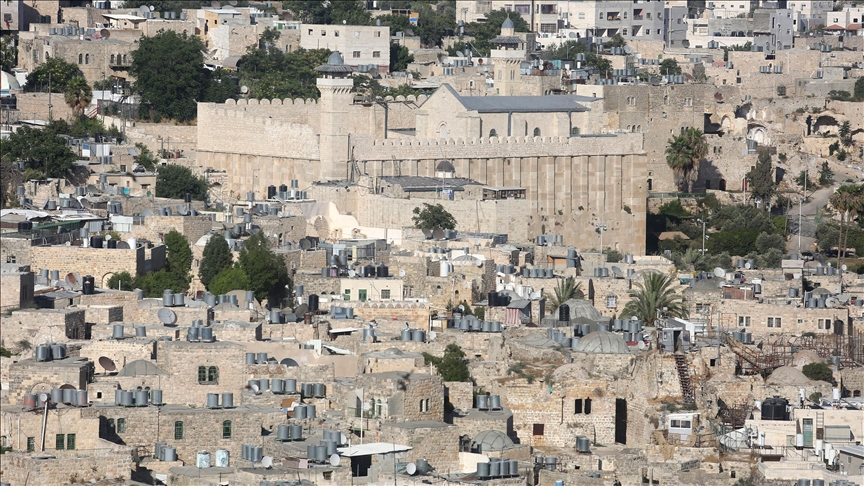 فلسطينيون يؤدون صلاة العيد بالمسجد الإبراهيمي ومقابل جبل "صَبيح"