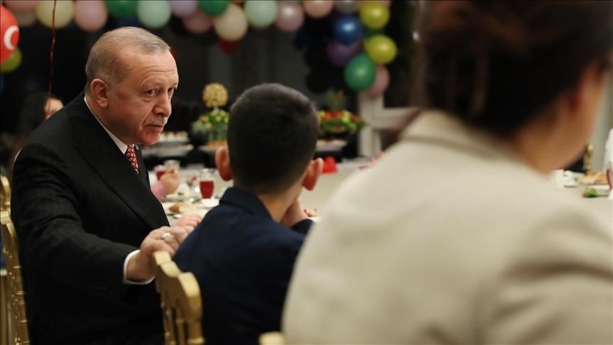 أردوغان يتناول وجبة الإفطار مع الأطفال في عيدهم
