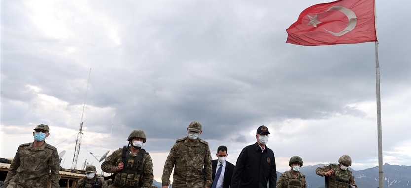 وزير الدفاع التركي: يتفقد قاعدة عسكرية تركية شمالي العراق